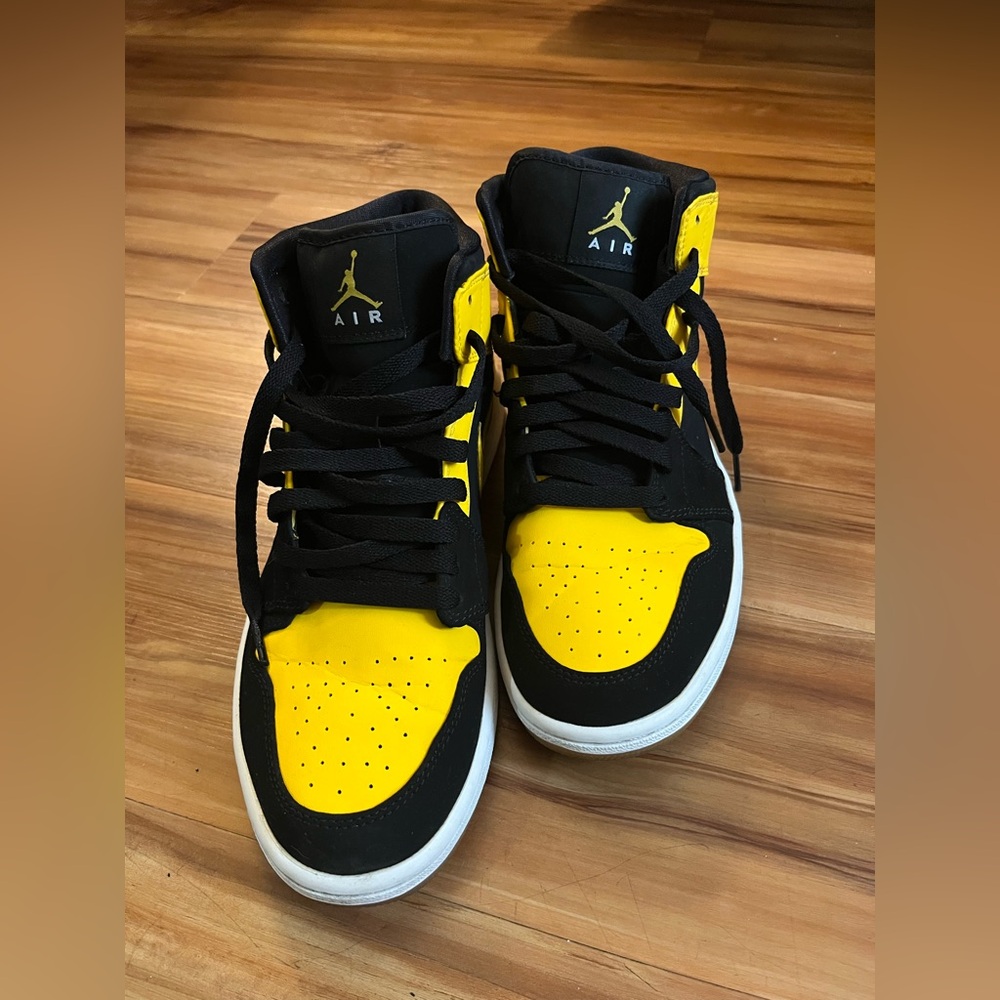 Air jordan 1 mid. New love USED